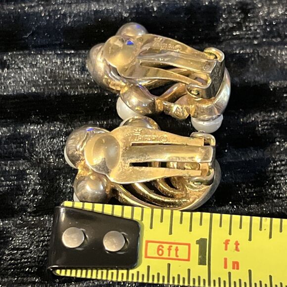 Vintage 1950’s Crown Trifari Goldtone Faux Pearl Flower Wings Clip On Earrings - Picture 9 of 9